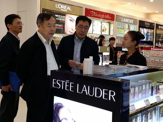 國有重點(diǎn)大型企業(yè)監(jiān)事會(huì)趙小平主席一行考察瑞麗、畹町兩家免稅店