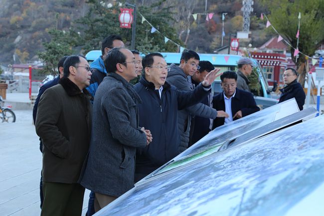 11、張學(xué)武董事長(zhǎng)考察迪慶州阿墩子古城規(guī)劃建設(shè)情況_副本.jpg