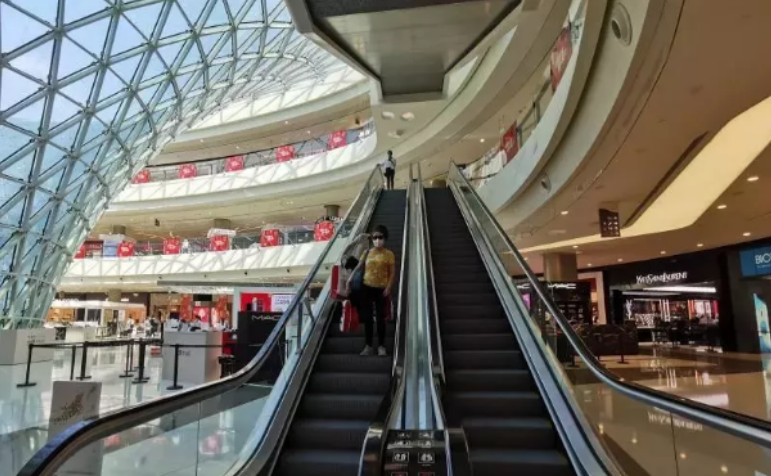 【中國(guó)免稅人在行動(dòng)?一線直擊篇】之十一：這家店恢復(fù)營(yíng)業(yè)，吸引超過(guò)1億人在線看直播！