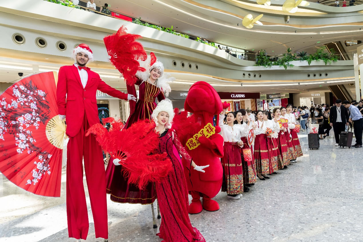 中免集團(tuán)海南門(mén)店多端發(fā)力，助力春節(jié)免稅消費(fèi)取得“開(kāi)門(mén)紅”